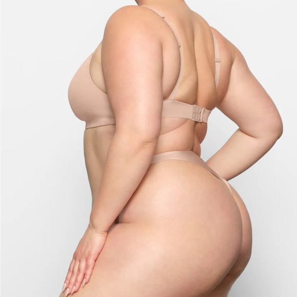 SKIMS Wireless form lightly lined bra 32C - Picture 4 of 9